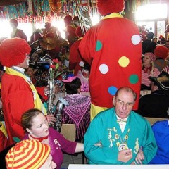 Rosenmontag: Die Clowngruppe beim Speckessen der Kamelia.