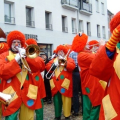 Schmutziger Donnerstag: Die Clowngruppe vor dem Südkurier.
