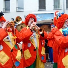 Schmutziger Donnerstag: Die Clowngruppe vor dem Südkurier.