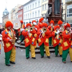Schmutziger Donnerstag: Die Clowngruppe vor dem Kaiserbrunnen.