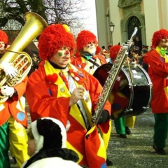 Hegau-Bodensee-Umzug in Hilzingen: Die Clowngruppe beim Umzug.