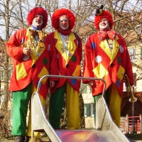 Rosenmontag: Die Clowngruppe beim Gruppenbild im Hindenburgblock.