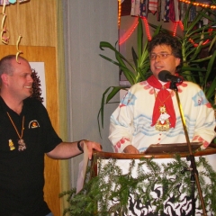 15 Jahre Schneeschreck: Andreas Greis überreichte das Geschenk von der Vereinigung Maskentragender Vereine Konstanz.