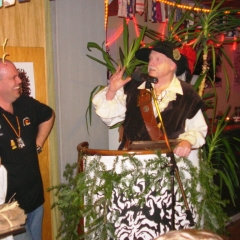 15 Jahre Schneeschreck: Ferdi Nübel überreichte das Geschenk vom Schneckenbürgler Räuber.