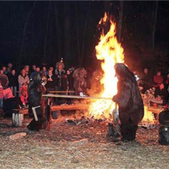 Schneeschreckerwachen: Die Schneeschrecken tanzten um das Feuer.
