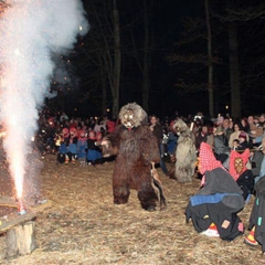 Schneeschreckerwachen: Die Schneeschrecken tantzen um das Feuer.