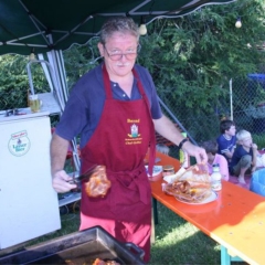 Schneckenbürgler Sommerfest: Grillmeister Bernd stand schon Grill parat.