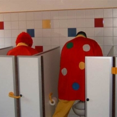 Schmutziger Donnerstag: Die Clowngruppe muss mal.