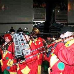 Verbrennung auf dem Stefansplatz: Die Clowngruppe unter Leitung von Gerd Zachenbacher kam als erste auf den Platz.