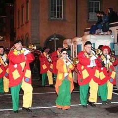 Verbrennung auf dem Stefansplatz: Die Clowngruppe unter Leitung von Gerd Zachenbacher kam als erste auf den Platz.