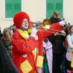 Umzug Fasnachtssonntag: Die Clowngruppe beim Umzug.