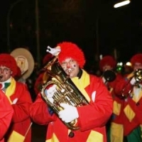 Narrenbaumstellen auf dem Gottmannplatz: Die Clowngruppe unterstütze die Aktion musikalisch.