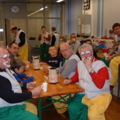 Rosenmontag: Gemeinsames Frühstücken der Clowngruppe.