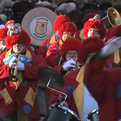 Umzug am Fasnachtssonntag: Die Clowngruppe spielte auf.