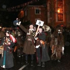 Allensbacher Nachtumzug: Die Räuber führten die Gruppen der Schneckenburg an.