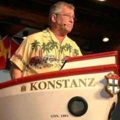 Frühschoppen im Konzil: Der Pensionär Gene Bruderhofer in der Bütt.