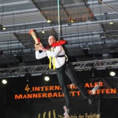 Männerballett-Treffen vom Schneeschreck: Ansager Axel Zunker flog mit dem Pokal ein.