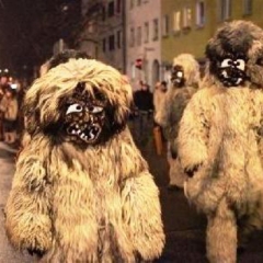 Narrenbaumstellen auf dem Gottmannplatz: Der Schneeschreck war natürlich auch dabei.