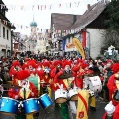 Sonntags-Umzug in Allensbach: Die Clowngruppe führten die Schneckenburg an.