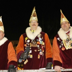 Narrenbaumstellen auf dem Gottmannplatz: Die Elferräte Jörg Deicher, Rolf Reisacher und Axel Zunker erwarteten die restlichen Umzugsteilnehmer.