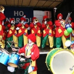 Schmutziger Donnerstag: Die Clowngruppe beim Auftritt beim Südkurier am Fischmarkt.
