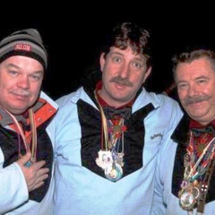 Die Elferräte Uwe Fiedler, Markus Deutinger und Heinz Auer beim Fasnachtsball der Schneckenburg im Konzil. Gut eingepackt hatte man Dienst an der Türe.