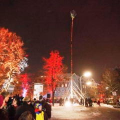 Narrenbaumstellen auf dem Gottmannplatz: Und wieder einmal war es geschafft.