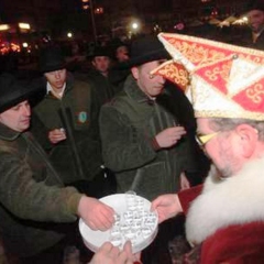 Narrenbaumstellen auf dem Gottmannplatz: Elferrat Hans-Peter Pfundstein verteilte den obligatorischen Schnaps.