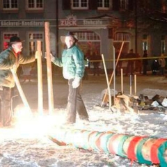 Narrenbaumstellen auf dem Gottmannplatz: Der Baum wurde wieder von den Allensbacher Holzern gestellt.