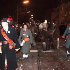 Narrenbaumstellen auf dem Gottmannplatz: Gefolgt vom Schneckenbürgler Räuber.