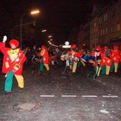 Narrenbaumstellen auf dem Gottmannplatz: Die Clowngruppe lief auf den Platz.