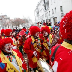 Fasnachtssonntag, Umzug in der Stadt: Wie immer lief die Clowngruppe voran.