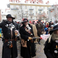 Fasnachtssonntag, Umzug in der Stadt: Gefolgt vom Schneckenbürgler Räuber.
