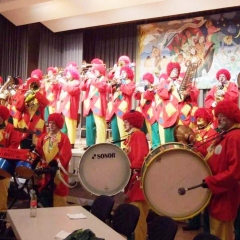 Rosenmontag mit der Clowngruppe: Danach ging es nach Moos.