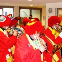 Rosenmontag mit der Clowngruppe: Besuch in der Rosenau.