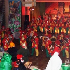 Rosenmontag mit der Clowngruppe: Weiter ging es in die Halle nach Rielasingen.