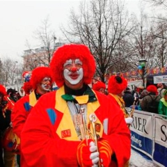 Schmutziger Donnerstag: Die Clowngruppe lief beim Südkurier auf dem Fischmarkt ein.