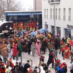 Schmutziger Donnerstag: Die Bühne des Südkuriers mit dem verschneiten Schneeschreckauto.