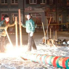 Narrenbaumstellen auf dem Gottmannplatz: Der Baum wurde wieder von den Allensbacher Holzern gestellt.