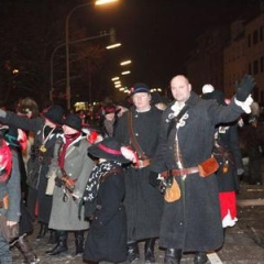 Narrenbaumstellen auf dem Gottmannplatz: Gefolgt vom Schneckenbürgler Räuber.