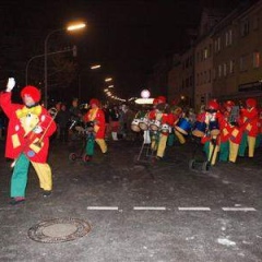 Narrenbaumstellen auf dem Gottmannplatz: Die Clowngruppe lief auf den Platz.