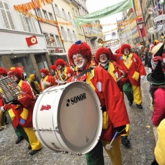 Fasnachtssonntag, Umzug in der Stadt: Wie immer lief die Clowngruppe voran.