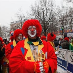 Schmutziger Donnerstag: Die Clowngruppe lief beim Südkurier auf dem Fischmarkt ein.