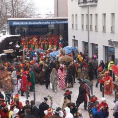 Schmutziger Donnerstag: Die Bühne des Südkuriers mit dem verschneiten Schneeschreckauto.