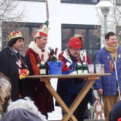 Schmutziger Donnerstag: Präsident Jürgen Stöß musste wieder bei einem Wettkampf der Präsidenten teilnehmen.