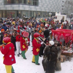 Schmutziger Donnerstag: Die Clowngruppe spielte dazu.