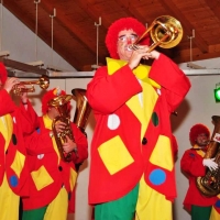 Die Clowngruppe beim Guggenmusik-Treffen der Egger Gassenfeger.