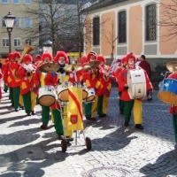 Rosenmontag mit der Clowngruppe: Eintreffen zum Speckessen der Kamelia im Stefanshaus.