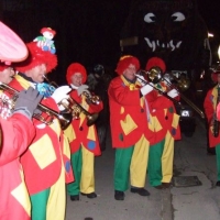 Schmutziger Donnerstag: Die Clowngruppe beim Wecken durch Petershausen.