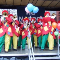 Schmutziger Donnerstag: Auftritt der Clowngruppe beim Südkurier auf dem Fischmarkt.